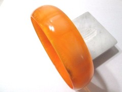 VINTAGE PLASTIC BRACELET 1970-80S WHITISH MARBLED PARTIAL TRANSLUCENT BANGLE