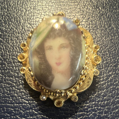 Oval Cameo-Style Portrait Brooch Pin, Gold Tone, Unisex Adults
