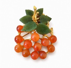 Vintage Swoboda Signed Jade Carnelian Grape Cluster Brooch Pin Gold Tone