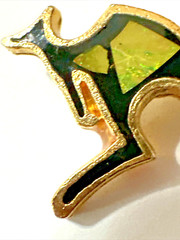 Vintage Australian Opal Kangaroo Brooch Gold Tone Black Enamel Souvenir Pin 1.5″