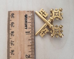 Signed MMA 1982 Vintage Matte Gold Tone Skeleton Key Brooch Pin St. Peter’s Keys