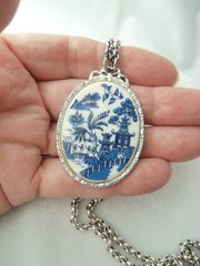 Vintage 1928 Co Blue Willow Scene Porcelain Pendant Necklace