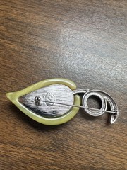 VTG Liz Claiborne Green Marbled Leaf Brooch Pin Silver Tone Swirl Vintage Style