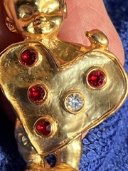 GOLDTONE VALENTINE BROOCH BABY HOLDING HEART W/5 STONES UNBRANDED