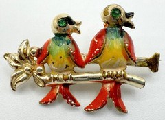 A8-4305 VINTAGE BROOCH GOLD TONE 1.4″ ANIMAL RHINESTONE ENAMEL BIRDS RED
