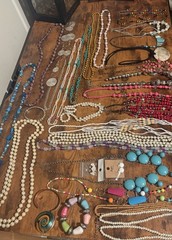 Over 9 Pounds Of Over 71 Individual Necklaces That Are Mostly Beaded And Vintage