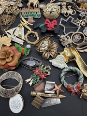 Lot Of 140 Brooches Pins – Many Signed – Silver Gold Tone Wholesale Resell J108a