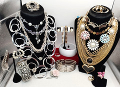 25 Vtg Pcs, 10 Signed-Monet Trifari Napier 925 Marvella Avon Lia Sophia+, #694