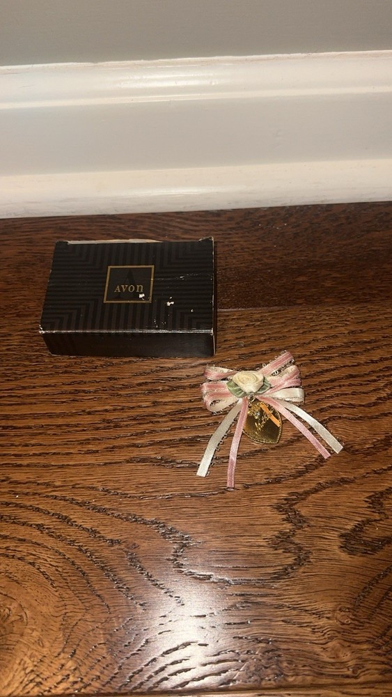 Avon Vintage 1994 Ribbon & Hearts Pin Engraved Mother Retired w/Box