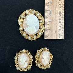 VTG Florenza Cameo Gold Tone Pearls Brooch Pendant And Clip On Earings