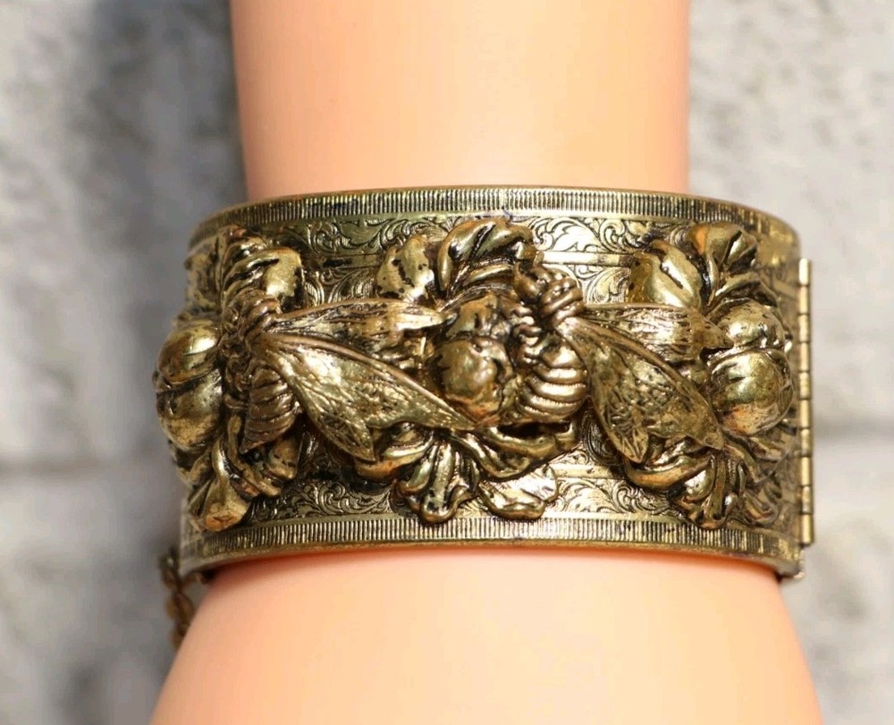 ANTIQUE VICTORIAN ORNATE REPOUSSE WIDE OVAL BRASS HINGED BRACELET SAFETY CHAIN