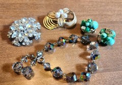 Vintage Jewelry Lot – Peking Glass Bead Necklace – Uranium Brooch – Rhinestones
