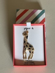 PIPER. K GOLD TONE METAL GIRAFFE DESIGN BROOCH WITH GLASS STONES 2,75”