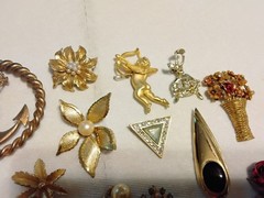 VARIETY OF VINTAGE BROOCHES LOT 21PC wear, repair, parts