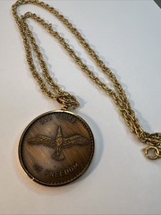 VTG 1976 USA Bicentennial Liberty Medallion Pendant Necklace 24” Gold Tone Chain