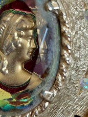 1968 Judy Lee Faceted Heliotrope Glass Reverse Cameo Broch Enhancer A .Borealis