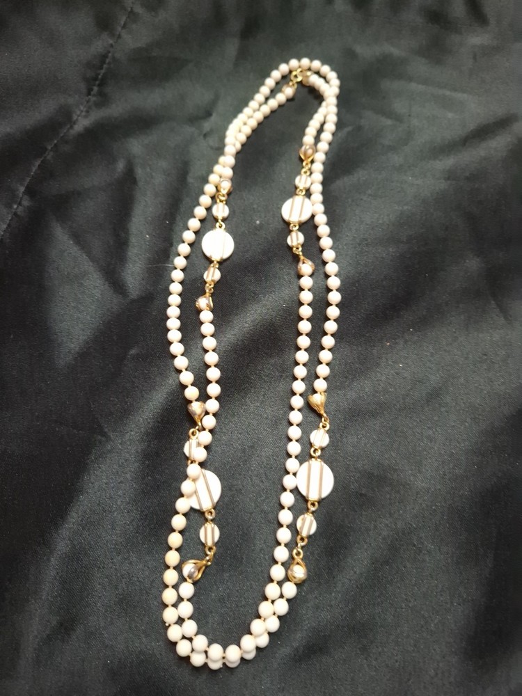 Vintage Costume Jewelry Necklace White and Gold Tone Fax Pearls Beads 27″