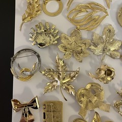 Lot Of 23 Vintage Gold Tone Brooches 18 Signed 5 Unsigned