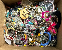 15.8 Pounds Pierced Vintage To Fashion Mixed Metals Earrings Jewelry Lot #69