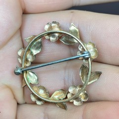 Krementz Copper Tone Gold Plated Round Leaf Rose Pin Brooch Signed Vtg Wreath