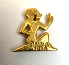 VTG 1976 MMA Metropolitan Museum Of Art Egyptian Revival Small Gold Pendant