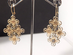 Vintage Boho Daisy Dangle Earrings Gold Tone Pierced wire Hippie Mod 2″ NICE