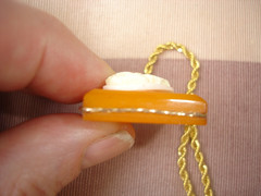 Vintage 1 In. Butterscotch BAKELITE Shell CAMEO Pendant Gold Tone Chain Necklace