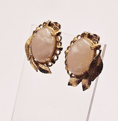 JJJ 12k gf antique clip on earrings w/ leaf design