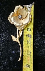 FRANCOIS Signed 4.25″ Brooch Gold Tone Rhinestone Long-Stem Flower Layered Vtg