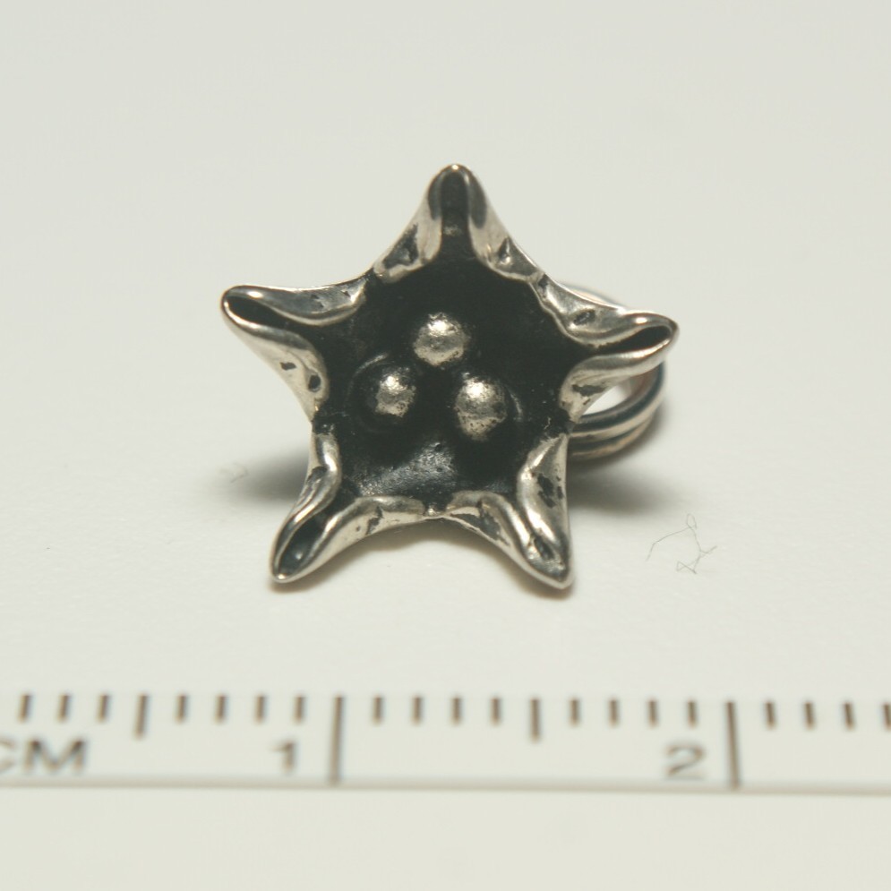 925 Sterling silver flower, 10mm across,1.05 grams with split ring.