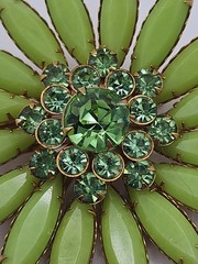 Vintage Green Glass/Rhinestone Faceted Acrylic Daisy Brooch Set Goldtone Metal