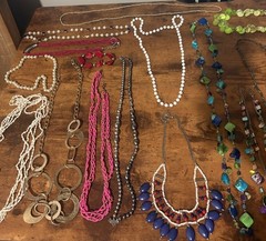 Over 9 Pounds Of Over 71 Individual Necklaces That Are Mostly Beaded And Vintage