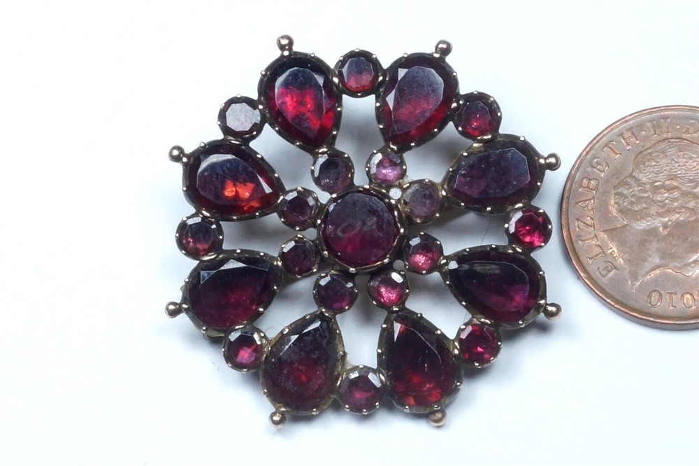 ANTIQUE ENGLISH GEORGIAN PERIOD 9K GOLD ALMANDINE GARNET BROOCH c1820