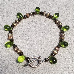 VTG 925 Green Teardrop Crystal and Pearl Bracelet 7in Sterling Silver 7g Toggle