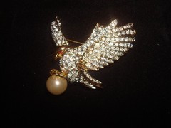 STUNNING SIGNED AD2001 EAGLE W/PEARL PAVE’ CRYSTAL RHINESTONES BROOCH GOLD PLATE