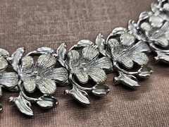 Vintage 1950’s-1960’s? Rhodium Plated Flower Plaque Link 7″ Costume Bracelet