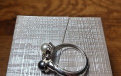 Vintage Avon Ring with Faux Black & White Pearl. Size 7 Silver Tone