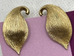 Vintage Lisner Earrings Clip Gold Tone Cuff Swirl Leaf Minimalist Lagenlook
