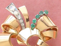 VINTAGE RETRO 2.59ctw MINE DIAMOND .82ctw EMERALD 18K BIG BOW RIBBON BROOCH 1940