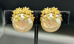 VINTAGE MIRIAM HASKELL PEARL CENTER SCREW BACK EARRINGS SET IN GOLD TONE SIGNED