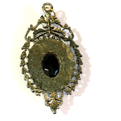 VINTAGE SILVER TONE METAL WORK BLACK GLASS CENTER STONE PENDANT 3 1/8″