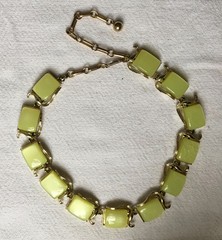 VINTAGE LUCITE – CORO Necklace – YELLOW – Collar length 16′” Gold-tone