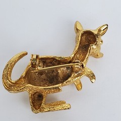Brushed Textured Gold Tone Metal Kangaroo Joey Brooch Pin Jewelry