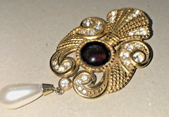 JEFF LIEB AMETHYST CABOCHON GOLD TONE BROOCH with TEARDROP FAUX PEARL VINTAGE