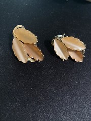 VTG CREAMY BEIGE THERMOSET LUCITE LAYERED LEAVES CLIP-ON EARRINGS ~ 1 1/4″