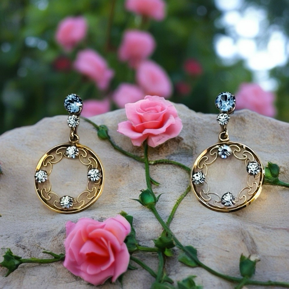 Vtg Sky Blue Glass Rhinestone Screw Back Earrings – Gold Tone – Filigree Circle