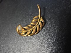 Lot Of 2 Vintage, 1 New In Card. Safety Linn Brooch On Card, Leaf/…