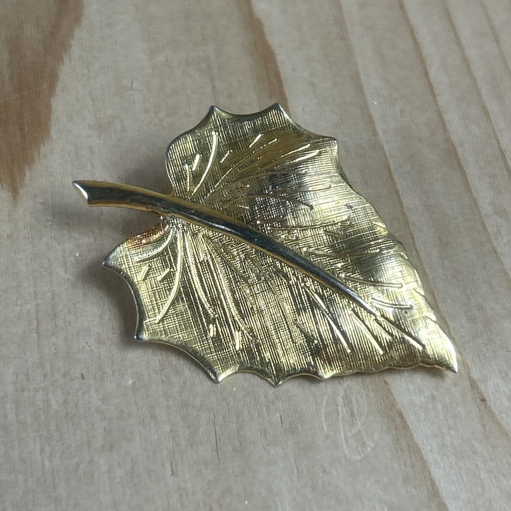Wishing Well Brooch Pin Vintage Gold Tone With Rhinestones 1.25×1”