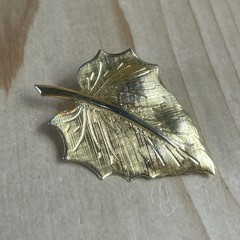 Wishing Well Brooch Pin Vintage Gold Tone With Rhinestones 1.25×1”