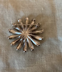 VINTAGE SWAROVSKI PIN/BROOCH DAISY STYLE. PINK CENTER, CLEAR PETALS.